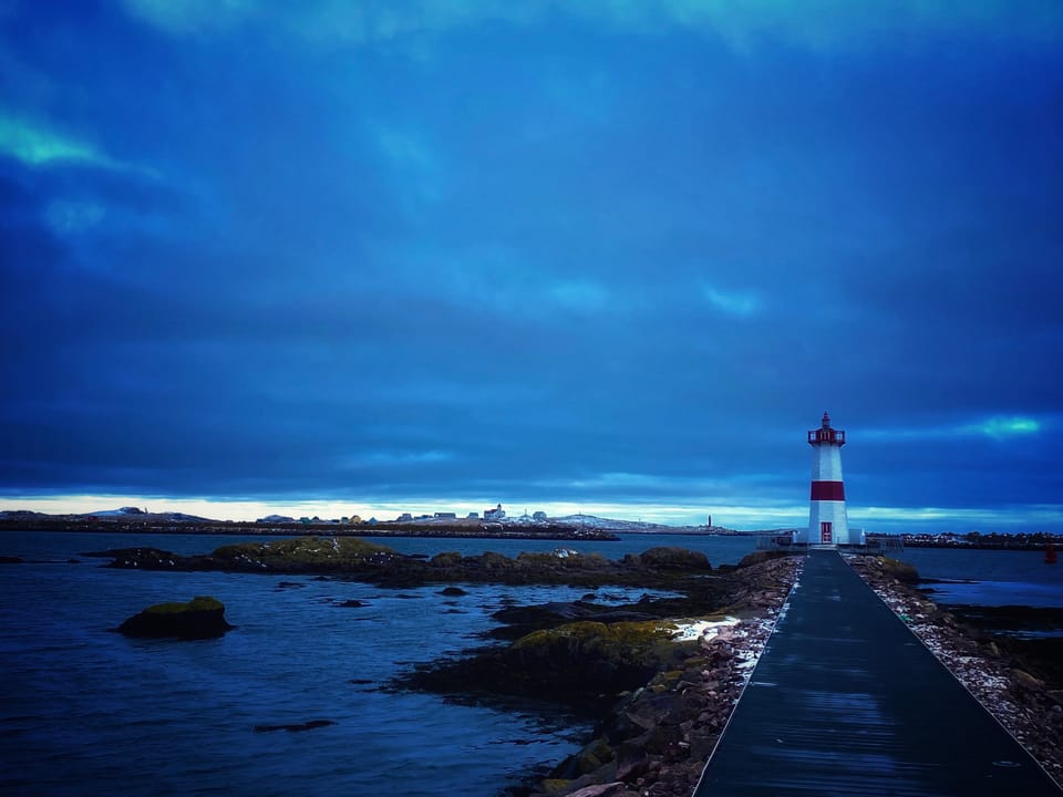 Phare de la pointe aux canons au bout de son ponton.